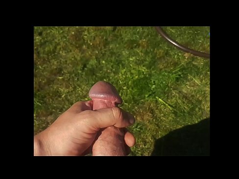 ❤️ Keçika germ di bexçeyek havînê de pisîka xwe ya pembe diqelişe û bi şuştinê dixe. ☑ Porno li me ❌️