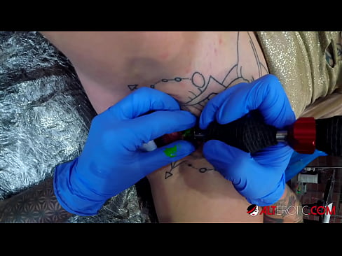 ❤️ Keçika pir tattookirî Sully Savage tattooek li ser klîtorê xwe kir. ☑ Porno li me ❌️