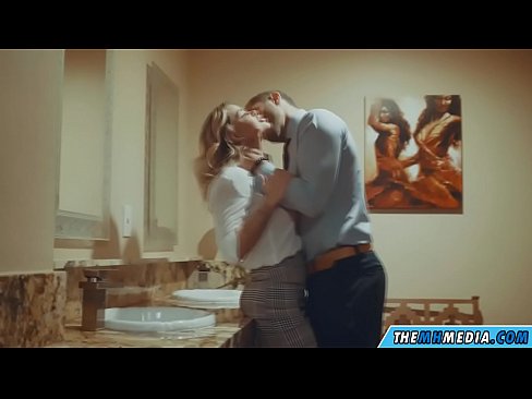 ❤️ Gava ku blondeyek busty we di nav hewşek gelemperî de dixapîne ☑ Porno li me ❌️